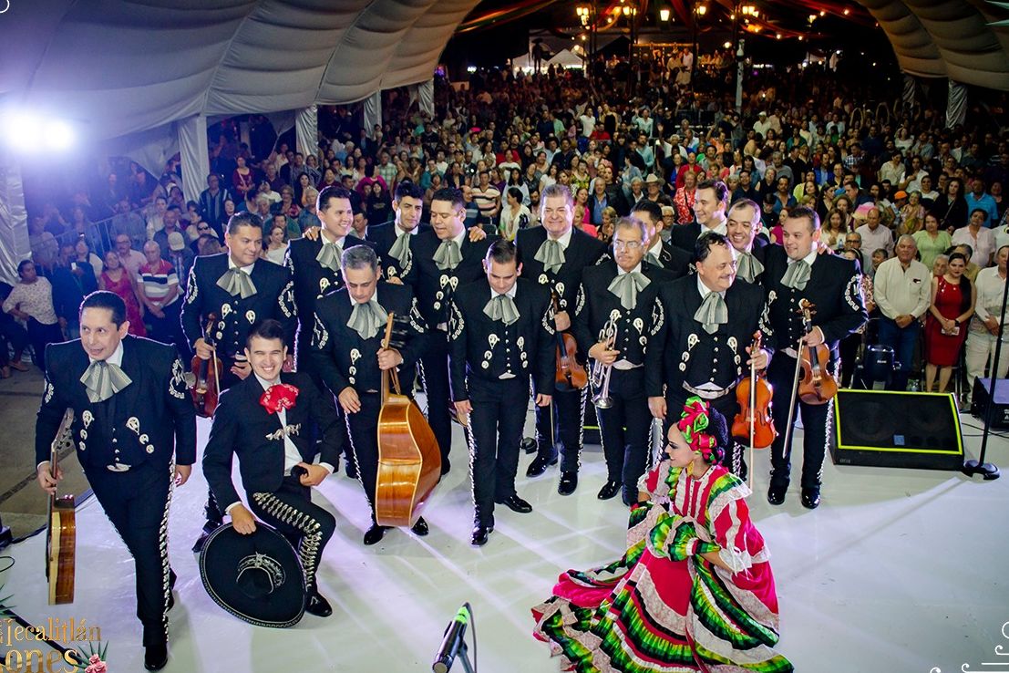 Mariachi y bailarinas folclóricas frente al público en la 7ª edición