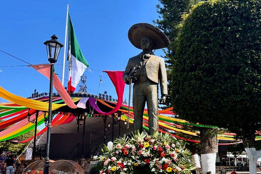 Estatua del charro en la plaza de Tecalitlán, con papel picado y listones