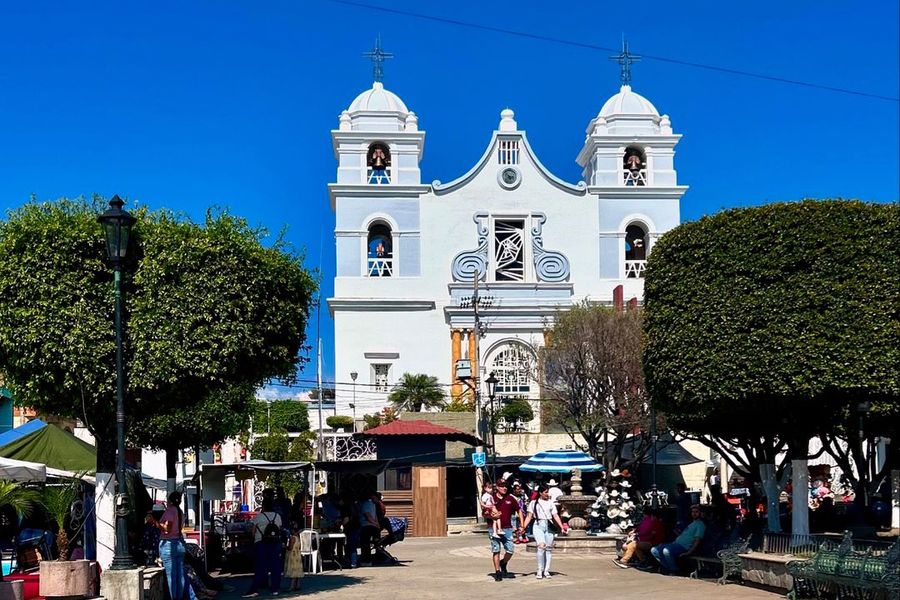 Parroquia de Santa María de Guadalupe vista desde la plaza de Tecalitlán