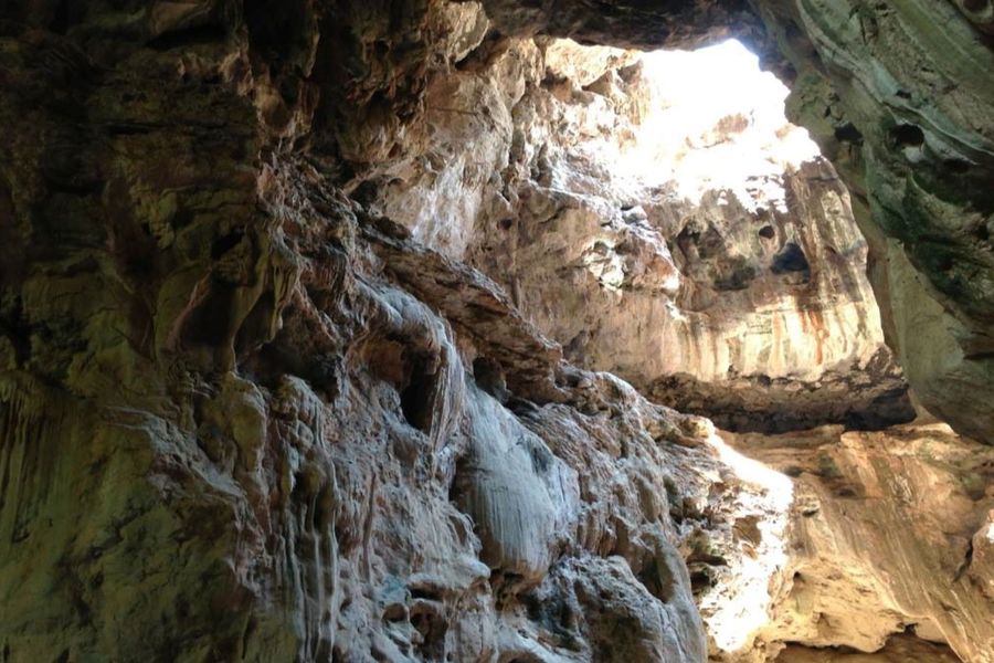 Interior del Puente de Dios, formación rocosa en Ahuijullo