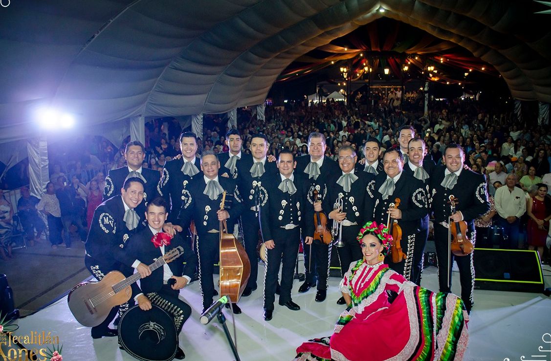 Un mariachi de gala frente al público del Recinto de los Sones