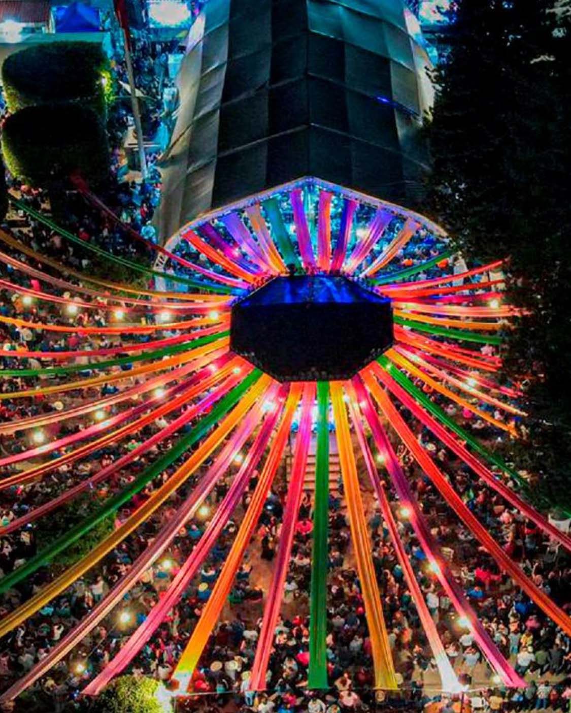 El Recinto de los Sones visto desde arriba: listones de colores irradian desde el kiosco sobre el público